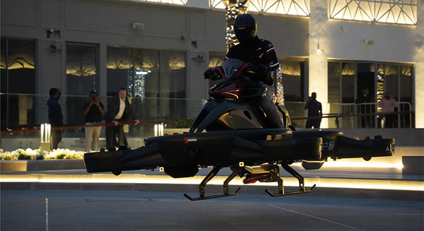 空飛ぶホバーバイク「XTURISMO」のフライトパフォーマンスをUAEアブダビで公開　国境警備や人命救助に活用 画像