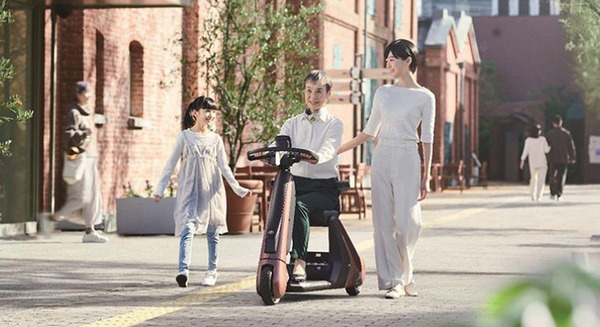 トヨタ 「歩く」をアシストするモビリティ「C+walk S」を発売　立ち乗り「C+walk T」、「C+pod」も一部改良 画像