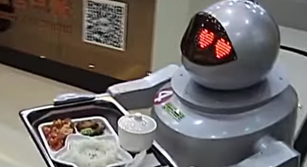 中国のロボットレストラン、ロボットが無能すぎて閉店へ。一方、日本のロボットレストランは大繁盛。 画像
