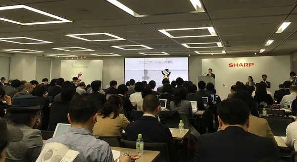 【記者発表会速報】ロボホンの価格は19万8000円！発売日は5月26日、予約開始は本日13時から 画像