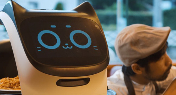 ネコ型配膳ロボットBellaBotがミュージック動画にフル出演　豊かな表現力を発揮　工藤祐次郎のMV「たのしいひとり」に 画像