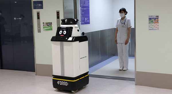 川崎重工とSEQSENSEが藤田医科大学病院で屋内配送向けサービスロボットのトライアルを開始 24時間体制で検体や薬剤配送業務に 画像