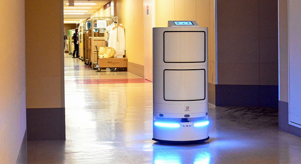 阪急うめだ本店のバックヤードでQBIT Roboticsの自律配送ロボットがメール便の配送実証実験　狭い通路もスタッフを避けて走行 画像