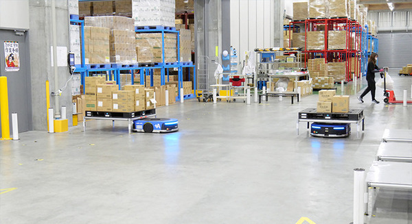 富士ロジテック　物流ロボットのサブスクで自律走行搬送ロボットを導入　フォークリフトの運搬作業を代替し約35％のコスト削減 画像