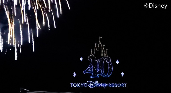 【全国初日】東京ディズニーリゾート40周年スペシャルドローンショーを安倍川で公開　夜空にディズニーキャラクターたちが浮かび上がる 画像