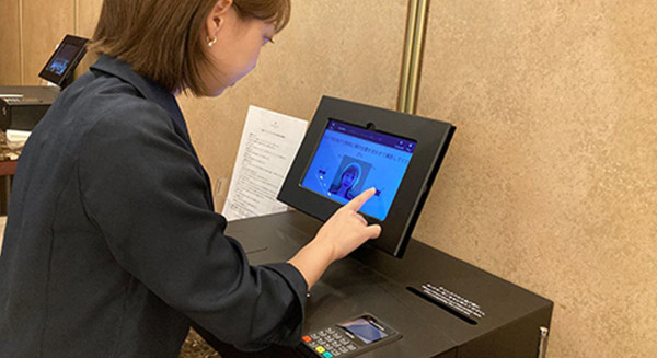 京王プラザホテルが受付に顔認証でチェックインする「NEC スマートホスピタリティサービス」を導入　チェックインの混雑緩和に 画像