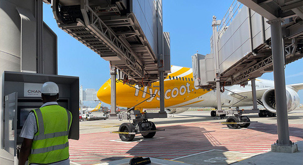 新明和工業、航空旅客機への搭乗橋を遠隔操作で自律型完全自動運転を実現、実用化に成功 シンガポールの空港で 画像