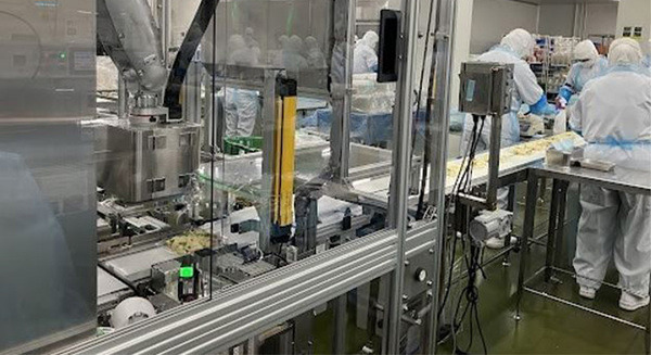 キユーピーと安川電機が難易度が高い「惣菜用ふた閉め」ロボットを共同開発 キユーピーグループの惣菜工場で実運用 画像