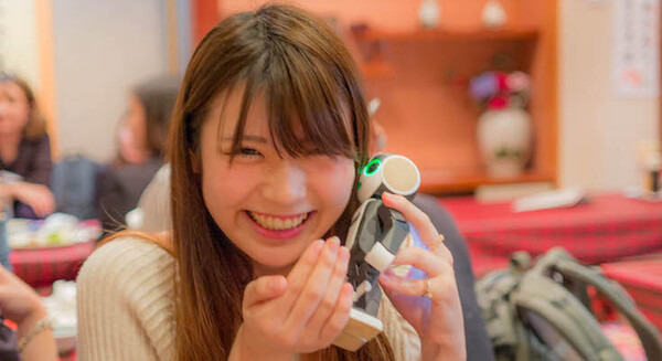 ロボット女子の飲み会に潜入！ シャープのロボット携帯電話「RoBoHoN（ロボホン）」は女子にウケるのか？ 画像