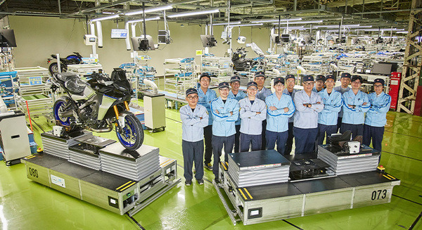 ヤマハ発 独自の生産システム「AGVバイパス方式」とは　コンベア方式からの変革、135台の自動搬送車が工場内を移動 画像