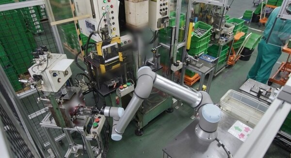 ユニバーサルロボットを活用してシステムの内製化を実現！協働ロボット導入で自動車部品の組立ライン省人化に成功　三恵工業 画像