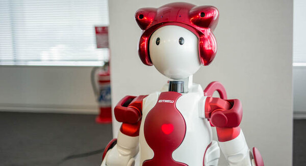 「EMIEW3（エミュースリー）」実機レビュー！  倒れても、壊れず自力で立ち上がるロボット 画像