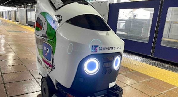 京王電鉄がキャラクター「けい太くん」と味の素スタジアムをラッピングした小型の床洗浄AIロボットを導入　飛田給駅構内で運用 画像
