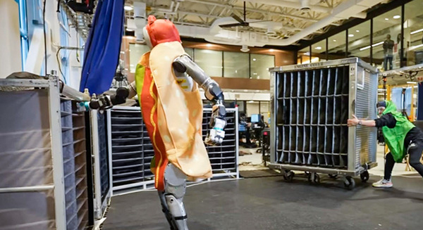 ボストンダイナミクス、今度はハロウィンのコスプレでAtlasが作業する動画を公開　イタズラに対応する様子が面白い　Trick or treat, Atlas! 画像