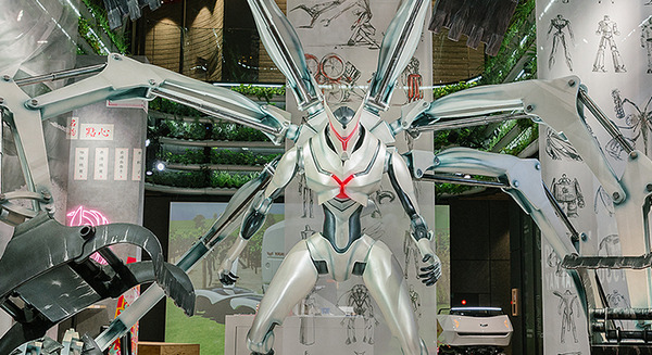 ヤンマーがTVアニメ「未ル わたしのみらい」に登場するロボット「MIRU」のスタチューを公開　「YANMAR DESIGN みらいのけしき展」で 画像