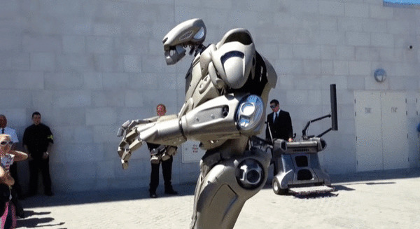 誰か日本に「TITAN THE ROBOT」を呼んでくれ！ 世界中で大人気なイギリスのエンタメロボット 画像
