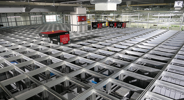 東亜DKKが狭山拠点にAutoStoreを導入。掘り下げで段数を稼ぎ、出荷荷待ち時間も短縮。多品種の部品管理を効率的に 画像