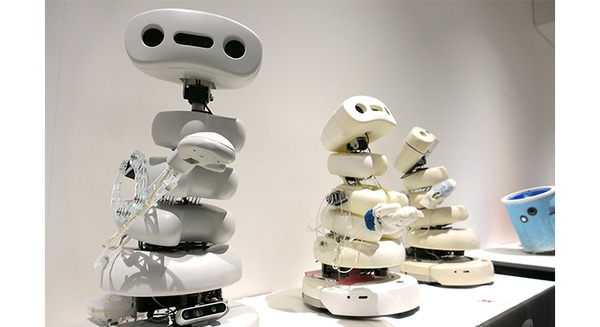 ロボットと人が共同構成する「場」と「物語」　「弱いロボット展」トークセッションから 画像