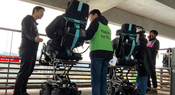 「トヨタイムズ」がコボリンの姿勢変換機能つきロボット電動車いす「ハイネル」を紹介　実証実験の様子を特集 画像