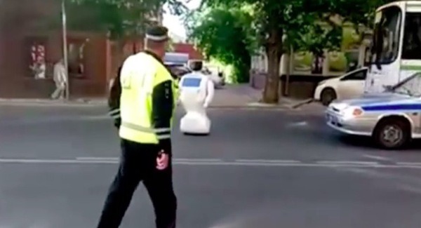 ロシアのロボットが「脱走した!」と話題。テストエリアから飛び出し車が大渋滞? 画像
