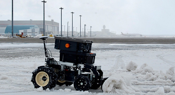新千歳空港で無人除雪機「除雪ドローン V3」の実証実験　スズキの電動モビリティを活用、遠隔操作・自動運転で省人化 画像