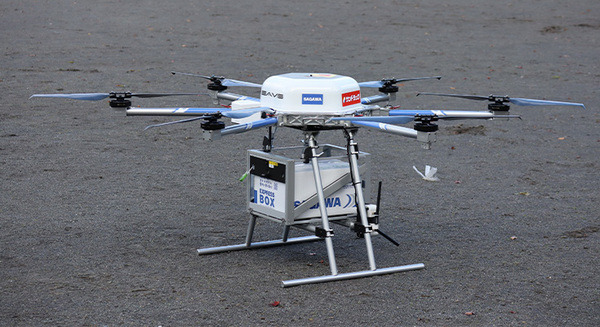 佐川急便ら、ドローン物流で空域の異なる2ルートを1人の運航指示者が2機同時の飛行に成功 画像
