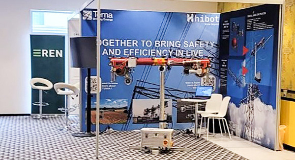 通電状態で高圧送電線のメンテナンスができるロボットを開発、ハイボットが国際会議ICOLIMで正式発表 画像