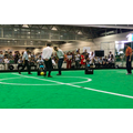 「ロボット」vs「人間」のサッカー対決、勝ったのはどっち？【動画あり】