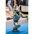 伝説のソニー製二足歩行ロボット「QRIO」、ロボカップ会場でダンスパフォーマンスを披露