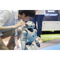 伝説のソニー製二足歩行ロボット「QRIO」、ロボカップ会場でダンスパフォーマンスを披露