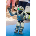 伝説のソニー製二足歩行ロボット「QRIO」、ロボカップ会場でダンスパフォーマンスを披露