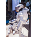 伝説のソニー製二足歩行ロボット「QRIO」、ロボカップ会場でダンスパフォーマンスを披露