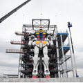 【速報】「動く実物大ガンダム」ついにポージングが明らかに　頭部と本体の取付も完了、RX-78F00誕生のバックストーリーも発表