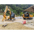遠隔操作の建機が消防隊と連携して災害時の模擬防災訓練を実施　有効性と可能性を確認