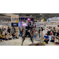 黒い「スケルトニクス」がロボカップ会場に登場　身長3mの身体拡張ロボットスーツのパフォーマンスに来場者の歓声ひびく