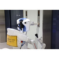 川崎重工と藤田医科大学病院、アーム付きサービスロボットで搬送業務や夜間病棟の見回りを実施　3ステップの実証実験とは