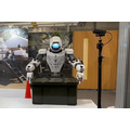 川崎重工のヒューマノイド新型「カレイド」が災害避難所で人と協働で活躍するデモを公開　段差を歩行、物資を運ぶ安定性が向上