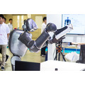 テーブルの汚れをみつけて自律的に拭き取るヒューマノイドのデモを展示　東京ロボティクスがGMO AIR展示ブースで