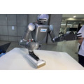 テーブルの汚れをみつけて自律的に拭き取るヒューマノイドのデモを展示　東京ロボティクスがGMO AIR展示ブースで