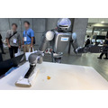 テーブルの汚れをみつけて自律的に拭き取るヒューマノイドのデモを展示　東京ロボティクスがGMO AIR展示ブースで