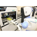 藤田医大＆川崎重工 2種ロボット連携で検体配送から検査機器投入の自動化を世界初実現！