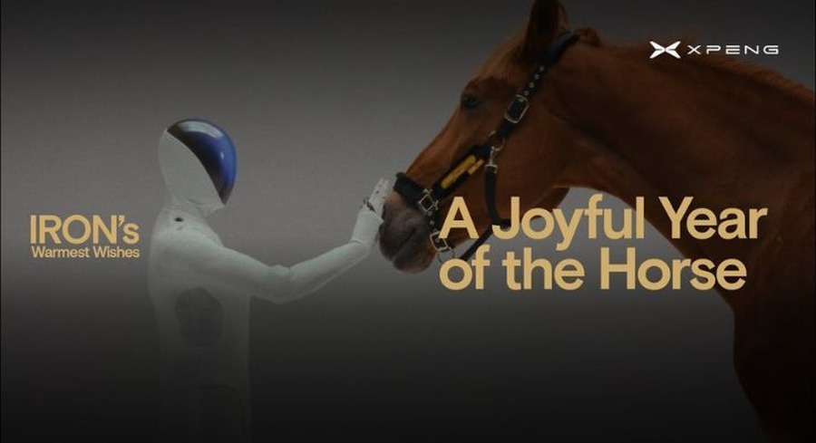XPENGヒューマノイド「IRON」午年にちなんで馬と2ショット