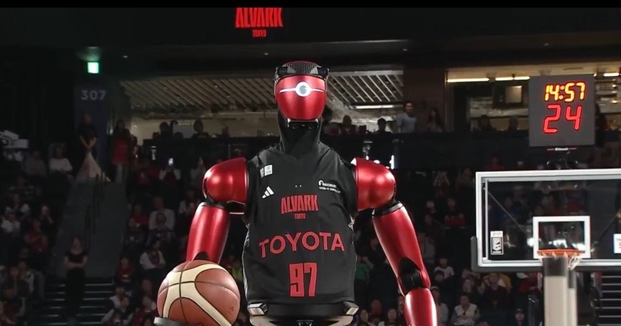 トヨタ最新AIバスケロボ「CUE7」が試合会場を沸かす｜アルバルク東京選手を参考にした動作を披露