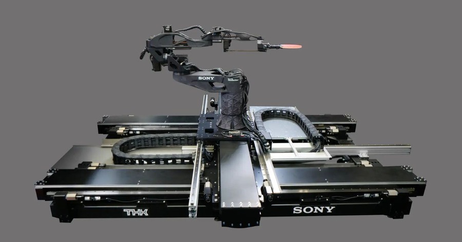 ソニーAIのロボット研究にTHKリニアモータXY軸ユニットが貢献 フィジカルゲームやスポーツへの応用に期待