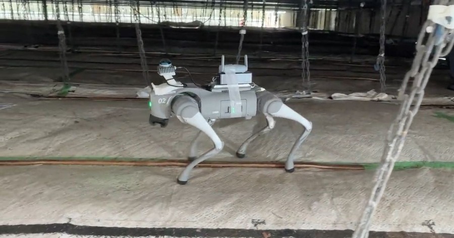 吊り足場上で四足歩行ロボットの歩行AIによる自律歩行を実証、障害物回避から引っかかりの自律解消まで確認 オリエンタル白石・燈