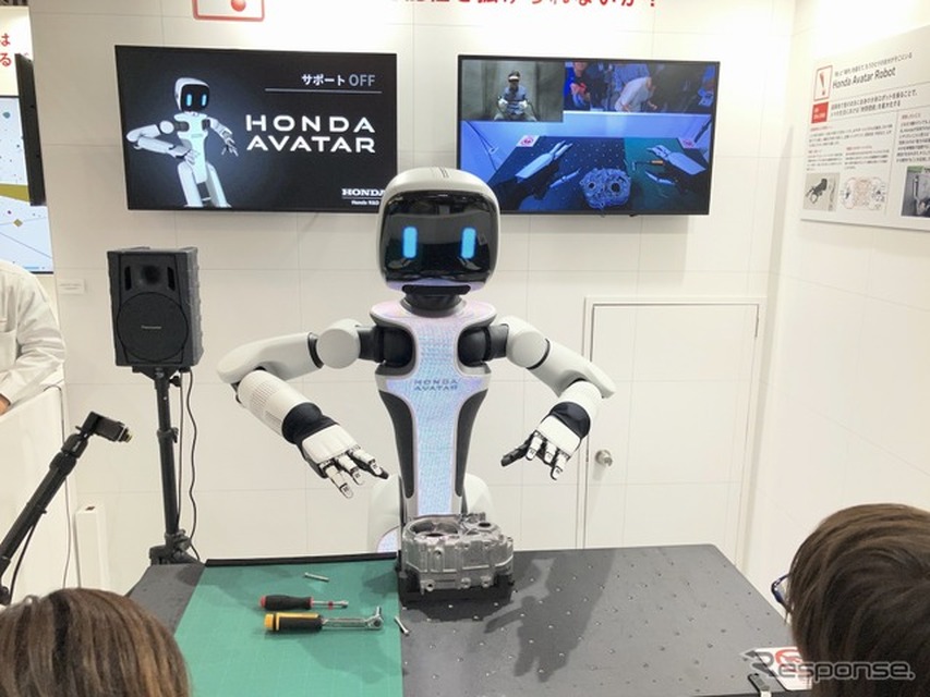 ホンダ・アバターロボットの実演（CEATEC 2026）。写真右上のディスプレイ画面は、操縦者がヘッドマウントディスプレイで見ている画像