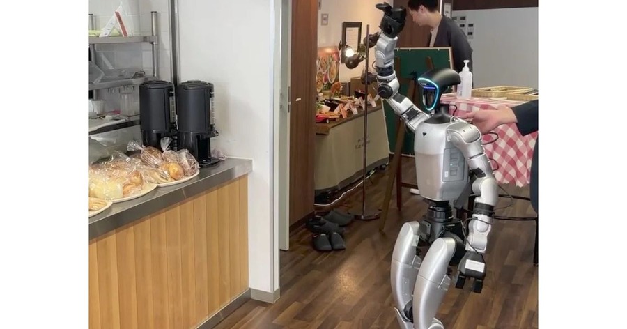 新卒として迎えるヒューマノイド「宮澤ノア」の実機がカクイチに到着 社員の前で動作をお披露目、自律行動はこれから