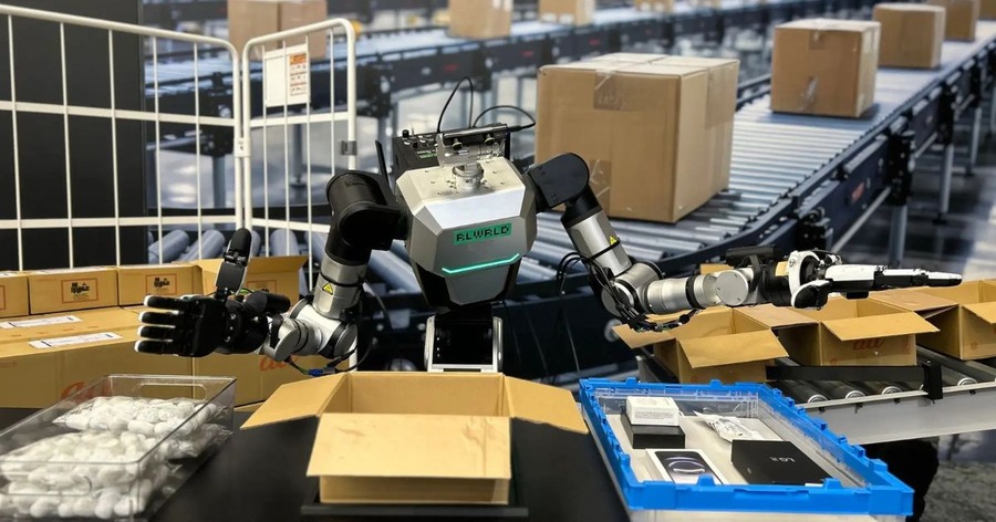 5本指のロボットが小物をパッキング、基盤モデル「RLDX-1」を活用した物流出荷デモをKDDI SUMMIT 2026で公開 RLWRLD