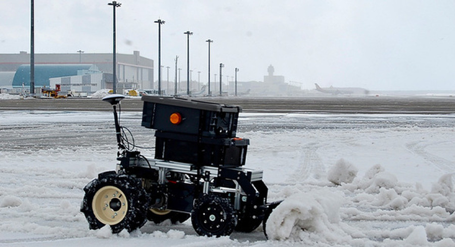 新千歳空港で無人除雪機「除雪ドローン V3」の実証実験 スズキの電動