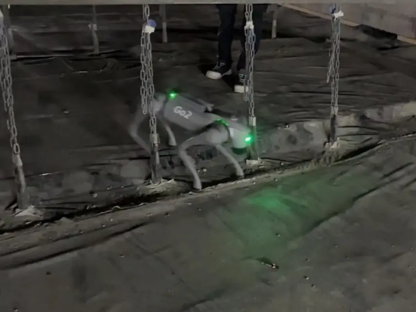 四足歩行ロボット「Go2」が建設現場の課題に挑む オリエンタル白石が吊り足場で稼働試験